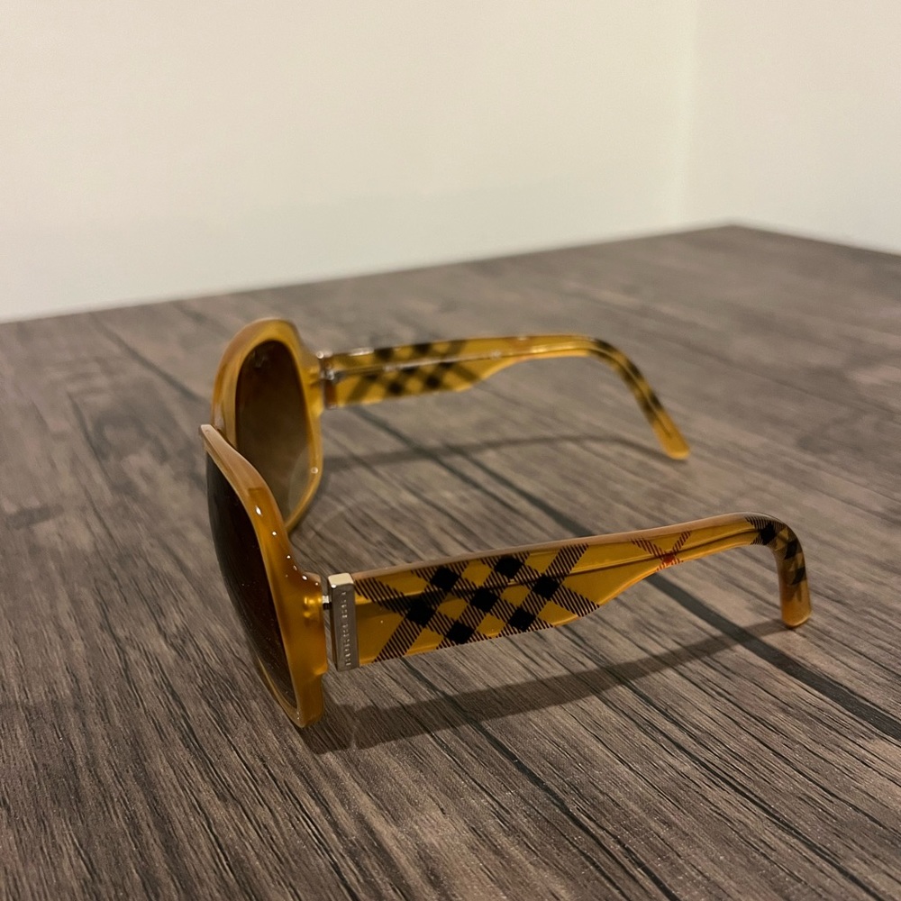 Oversized Burberry Sunglasses - Picture 2 of 7
